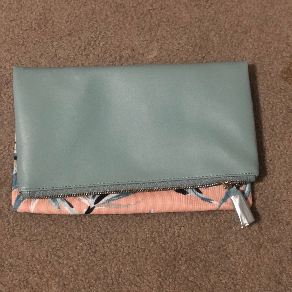 Vacation clutch - reversible